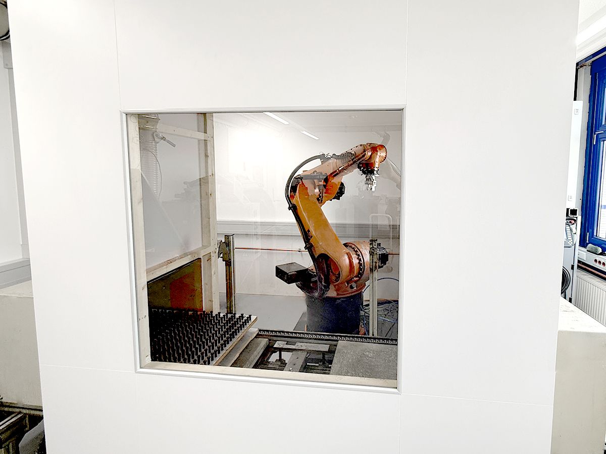 Eine Maschine der neuen Produktionslinie zum automatisierten Polieren