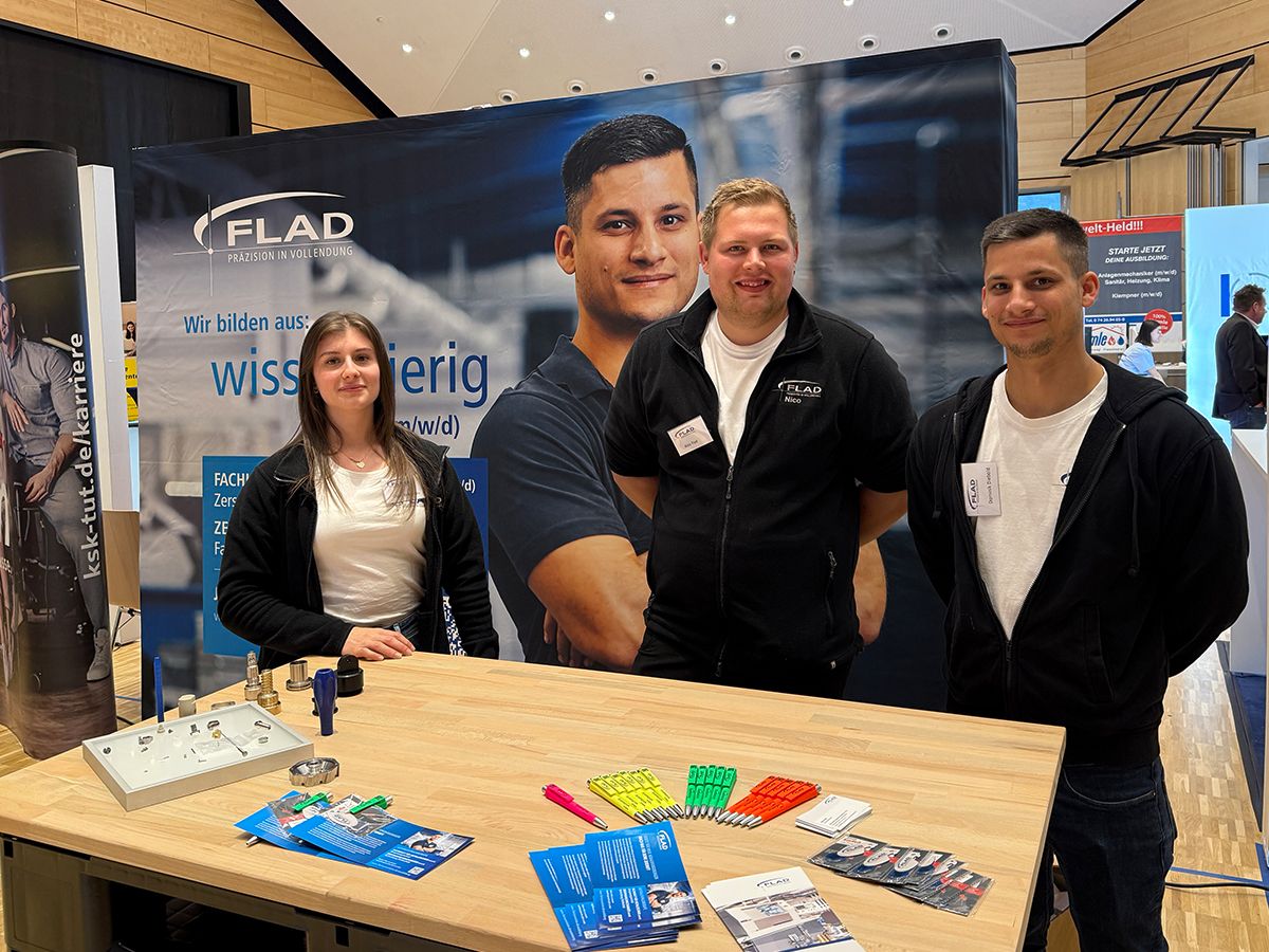 MitarbeiterInnen am Stand der Firma Flad Präzision auf der Ausbildungsmesse FindNext