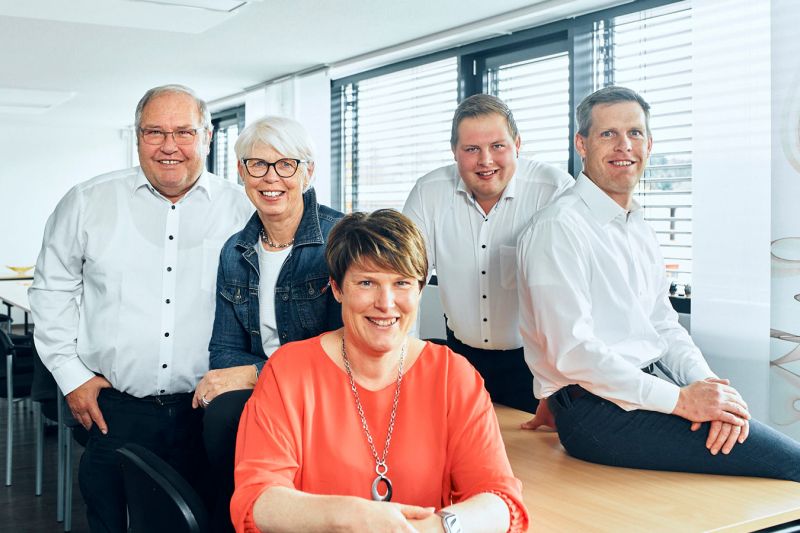 Die BüromitarbeiterInnen der Firma Flad Präzision im Meetingraum