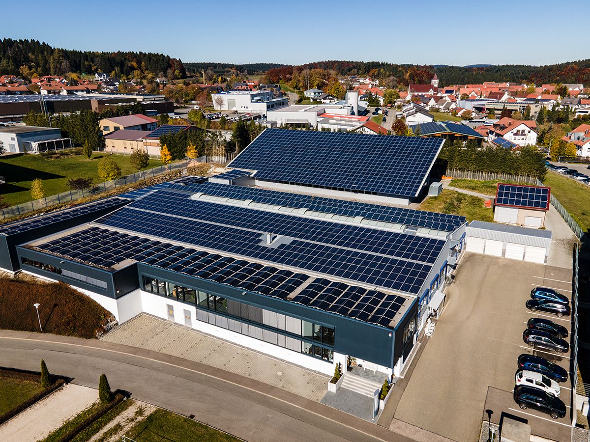 Außenansicht der Firma Flad mit installierten Solarpanelen auf den Dächern